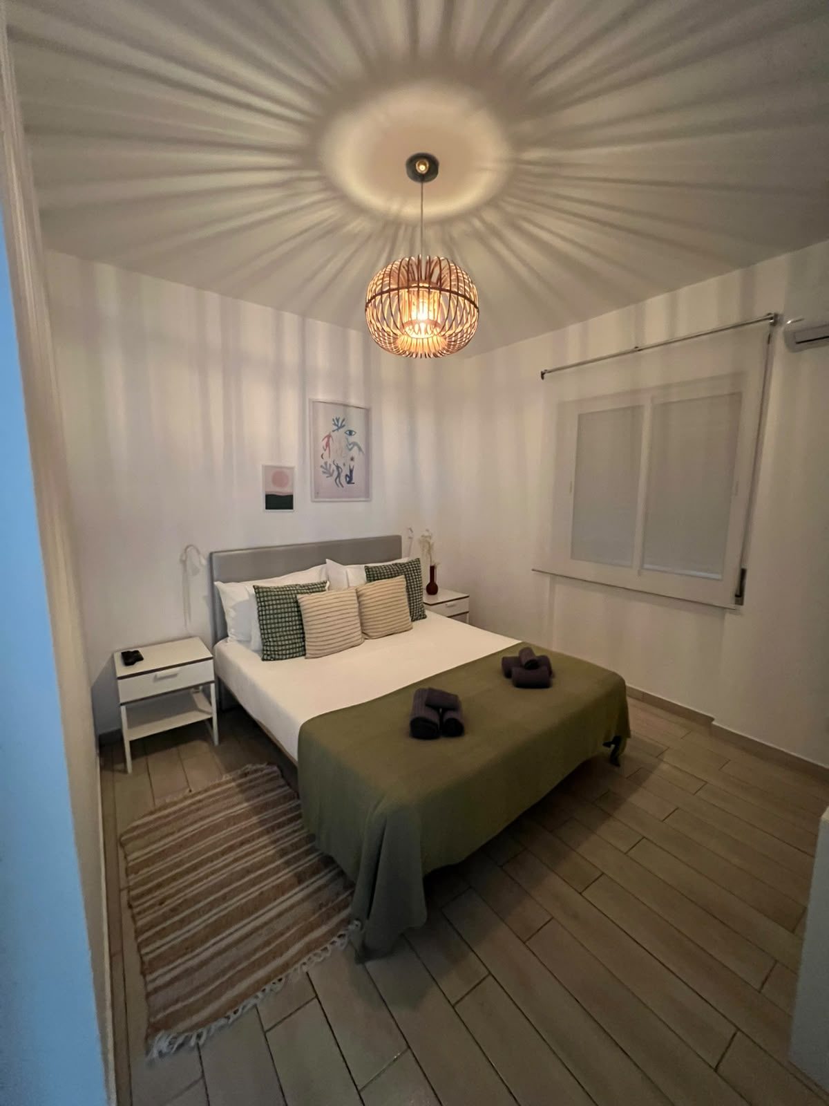Cama feita com roupa lavada