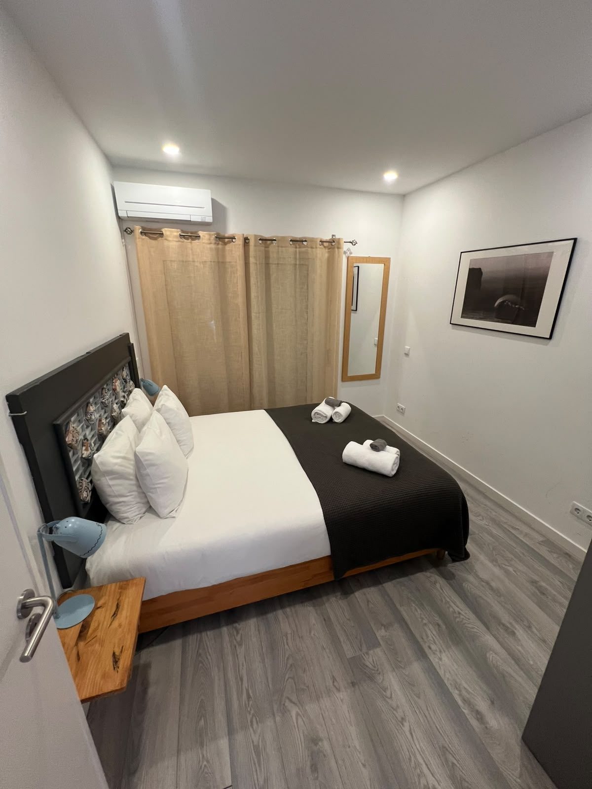 Cama feita com roupa lavada