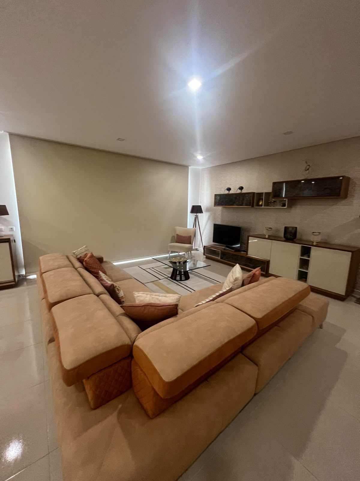 Sala de estar limpa e arrumada
