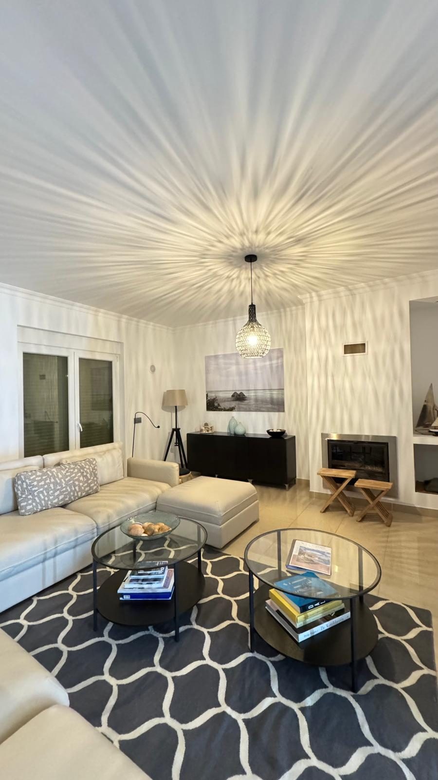 Sala com sofá pronta para o hóspede