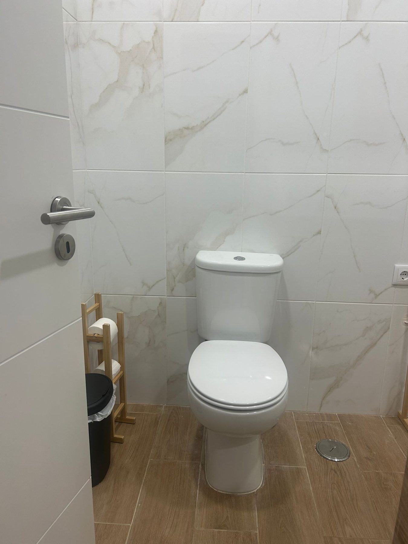 Casa de banho de uso público limpa